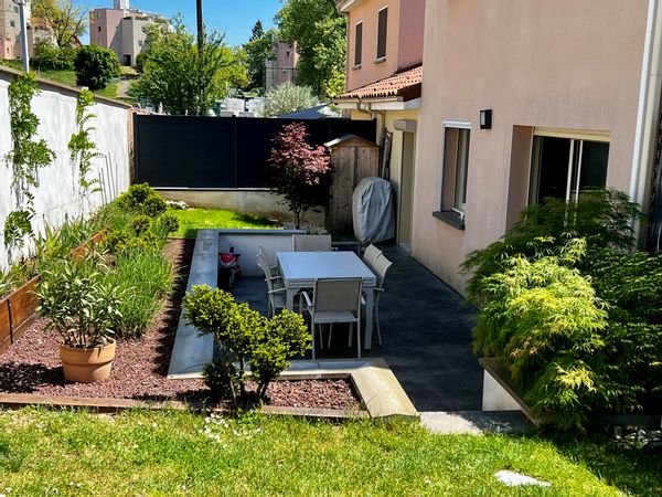 Maison familiale avec jardin privatif dans un village à 15 minutes de Lyon