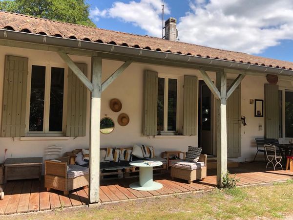 Jolie maison dans un environnement verdoyant à proximité immédiate de Bordeaux et du bassin