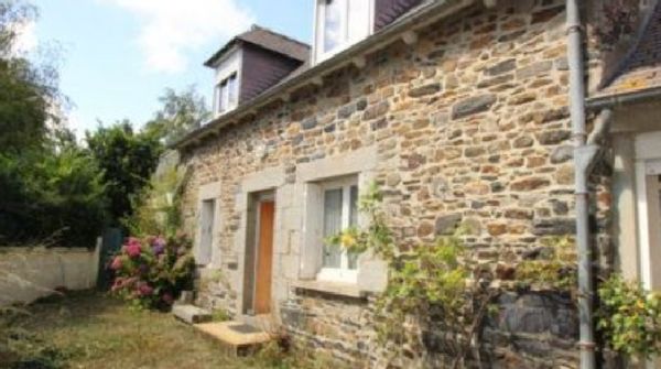 La maison de Véronique est située à 10 km de la mer. C'est une maison agréable et fonctionnelle.