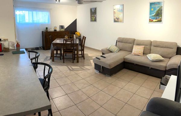 Appartement proche de toutes les commodités et des axes routiers pour visiter facilement La Réunion.