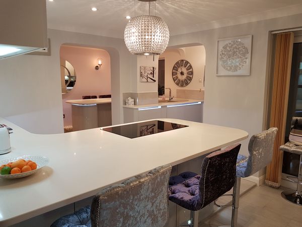 Lovely modern, open plan home close to the sea...