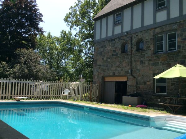 Large home w/pool north of Toronto. Close to lakes, skiing, golf, everything!