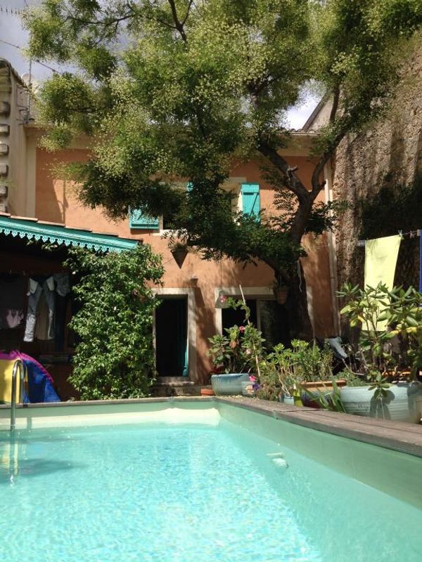 MAISON EN PIERRE AVEC PISCINE DANS VILLAGE CALME ET PITTORESQUE