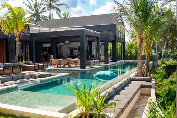 Peaceful Rice Field Retreat in Ubud: Luxury 5-Bedroom Oasis with Pool, Spa, and Sunset Views