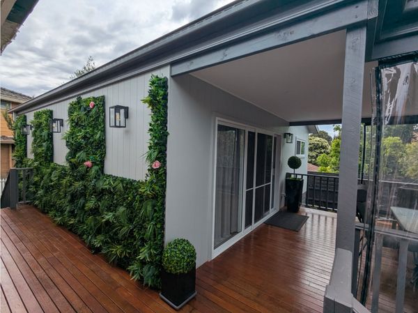 Large separate guest house in quiet, leafy neighbourhood.