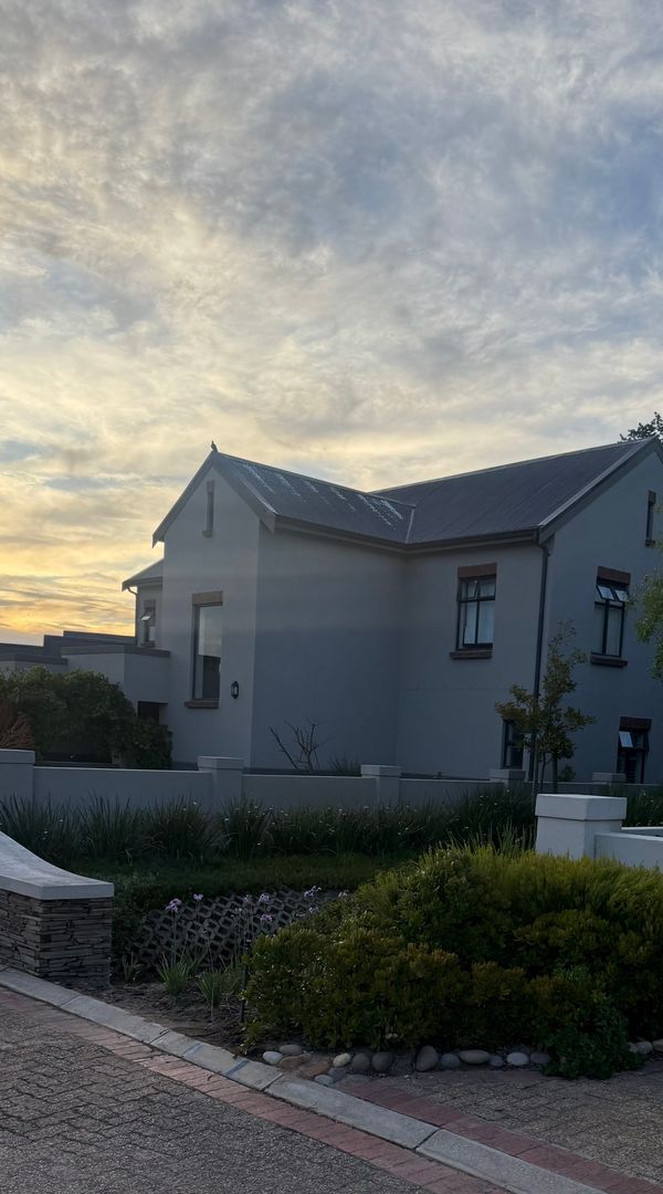 Lovely, Cozy family home in Paarl nestled in the winelands. Surrounded by top 100 wine farms in SA