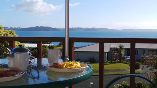 Sunny Holiday Home 1hr North of Auckland