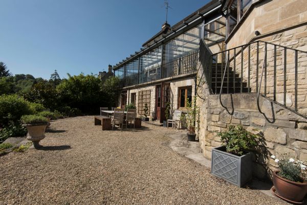 Lovely apartment with outdoor space, close to Bath