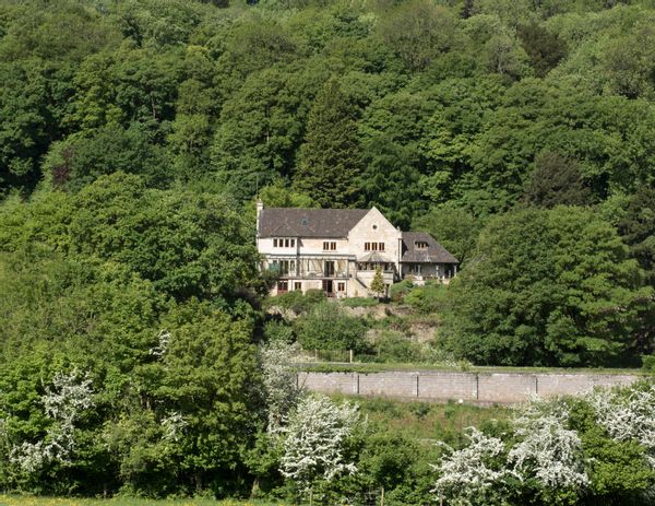 SPACIOUS COUNTRY RETREAT CLOSE TO BATH