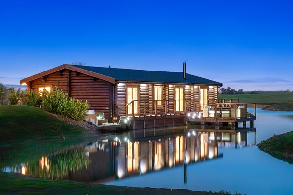 Stunning, romantic, luxurious lakeside log cabin with hot tub