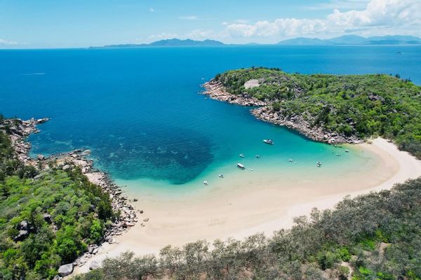 A STUNNING MAGNETIC ISLAND REFURBISHED HOME, GARDENS, PRIVATE, POOL, BEACHES, NATIONAL PARKS, REEF