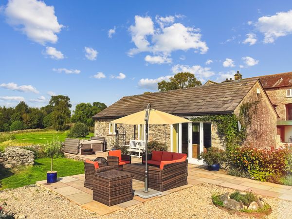 Cosy cottage by Lake District and Yorkshire Dales with jacuzzi.