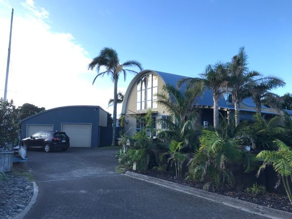 Spacious home close to  beautiful Omaha beach  NZ