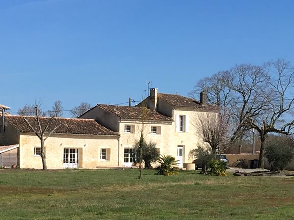 Entre Bordeaux et Saint-Emilion, belle propriété de charme avec piscine