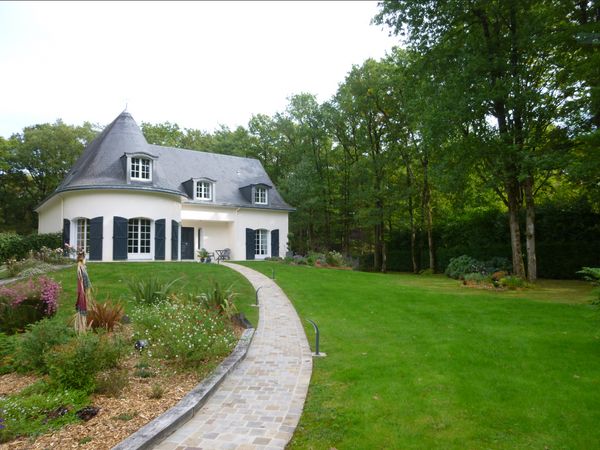 Maison de caractère dans un domaine arboré