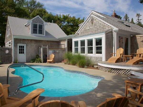 Delightful 5-bedroom cottage with pool, decks, great yard, 1/2 mile from ocean!