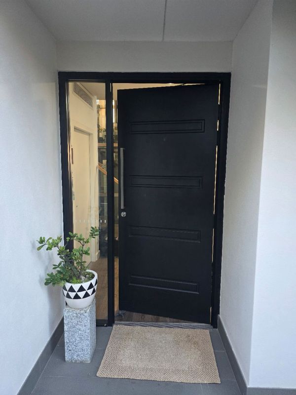 Elegant townhouse in Lane Cove with easy access to Sydney's CBD