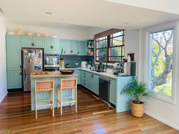 Coastal chic between mountains and sea