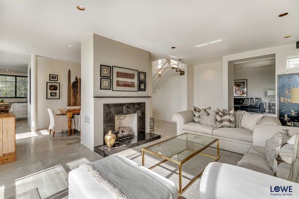 Sunny, elegant, Auckland CBD edge, sea views