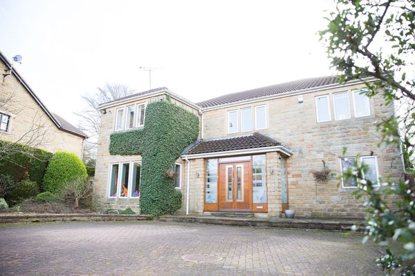 Beautiful 5 Bedroomed Modern Property with large Garden and gym in Yorkshire Countryside 15 minutes from Harrogate