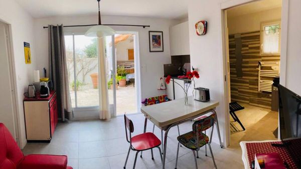 T2 tranquille au bord de l'eau sur l’île de ré. Île très tranquille. Beaucoup de pistes cyclables.