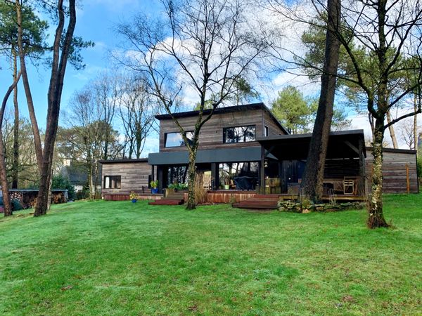 Maison d'architecte en Bretagne, confortable chaleureuse et lumineuse.
