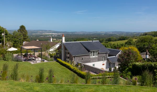 Stunning home, wonderful garden & fabulous views - located on the edge of beautiful Dartmoor!
