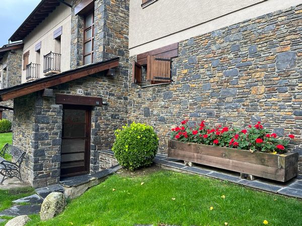 En uno de los valles más anchos y elevados de Europa: planta baja con terraza y piscina.
