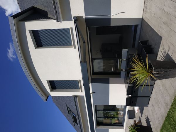 Maison de bord de mer à l'orée du bois