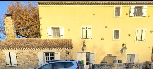 Jolie maison mitoyenne au coeur des vignes. Adaptée à la vie de famille.