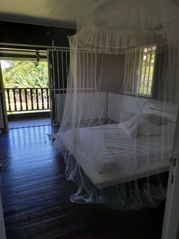 Une chambre avec salle de bains privée dans maison principale, créole typique