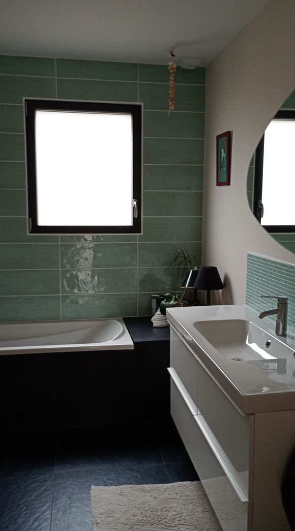 La maison de Nicole: environnement calme, 35km de Brest, 50 km des monts d'Arrée, 15km des plages du nord Finistère: keremma, kerlouan,site de Meneham. Maison en ville de Lesneven, 10mn à pied du centre ville, tous commerces. Beau marché le lundi matin et vendredi matin. Maison avec jardin aménagé, terrasse, potager.