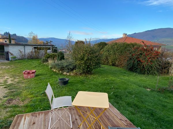 Studio de 20 mètres carrés au calme et avec terrasse indépendante au cœur du Beaujolais