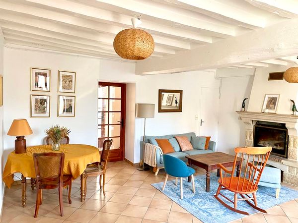 Maison bourguignonne près de la rivière