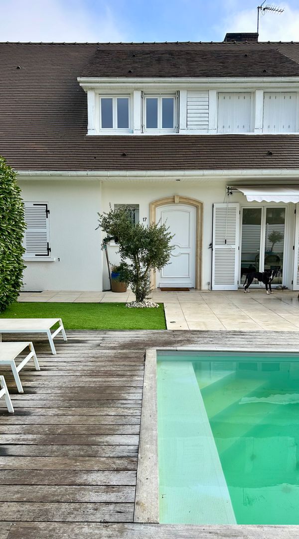 La maison de Sebastien est située à quelques minutes de Dijon dans un environnement calme et idéal