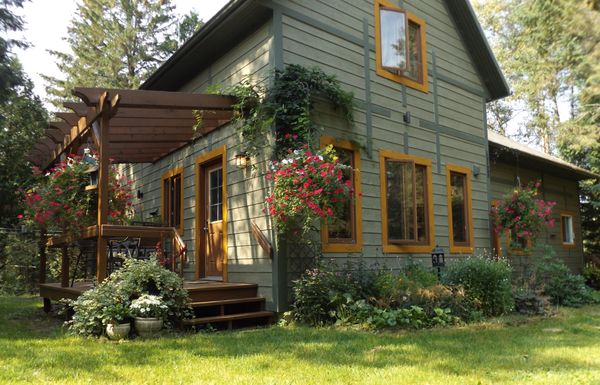 House with an adjacent cottage in an enchanting piece of nature of Quebec