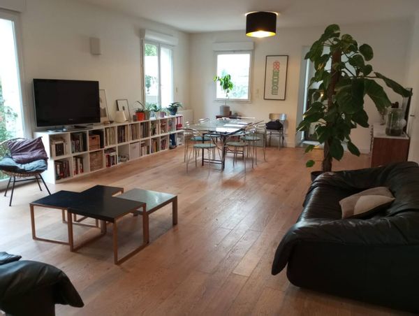 Maison familiale avec piscine dans le sud de la France à proximité de sites historiques.