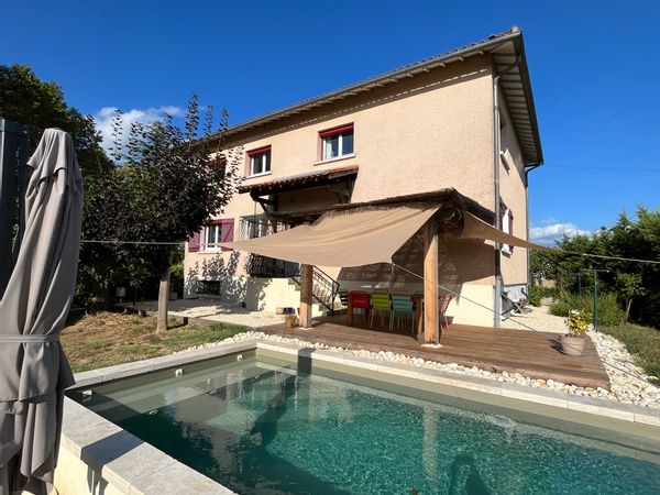 La maison aux volets rouges