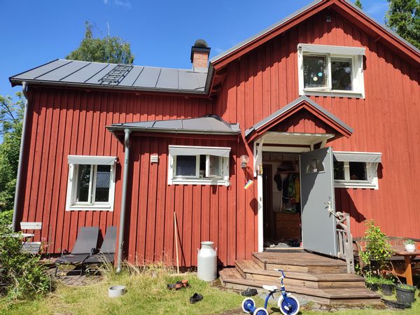 Charmy red wooden house, with a beautiful garden, close to the forest in Molkom