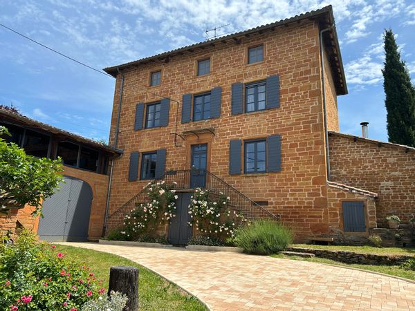 La maison de Cécile & Sébastien au cœur des pierres dorées dans le beaujolais