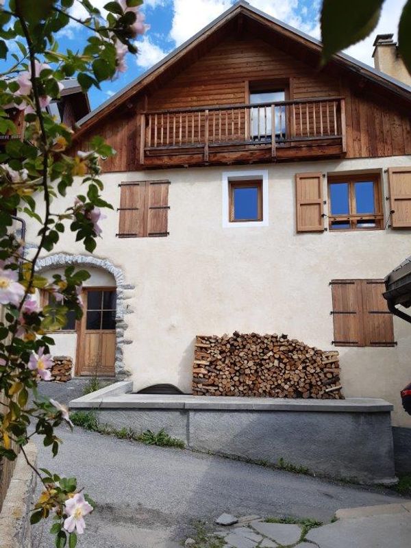 Maison au cœur d'un hameau de montagne des Hautes-alpes