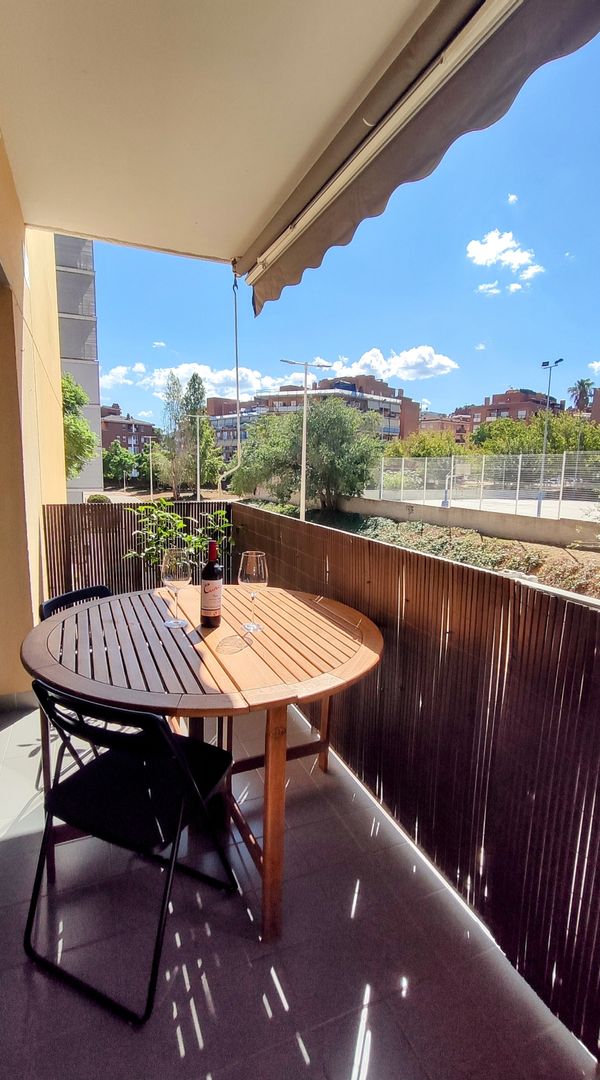 Amplio y moderno piso, con terraza, parking, tren, montaña al lado y cerca de Barcelona y playas