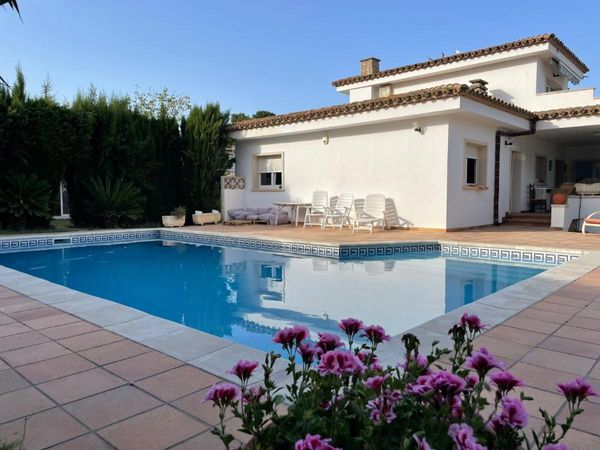 Villa with sea views in a nice Fisher's town
