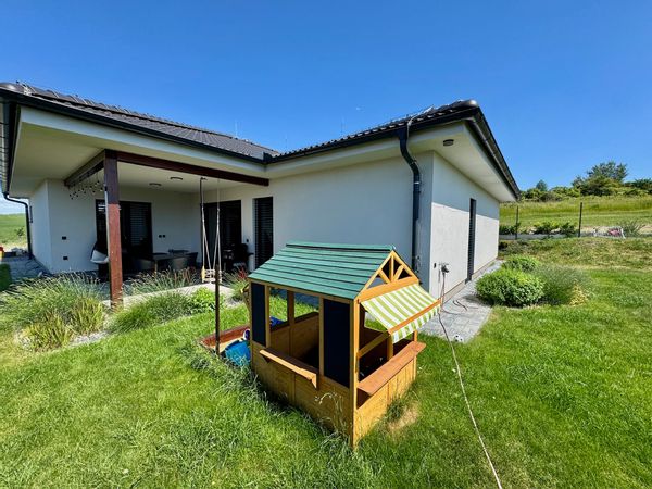New bungalow in a South Moravian wine village — cellars and vineyards views on foot.