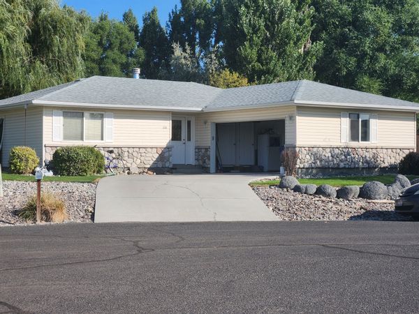 Joe's house Located in the quaint valley only 90 miles
From beautiful Sun Valley Idaho.