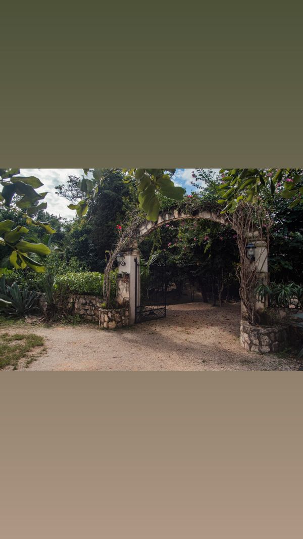 Casa paradisiaca en la selva cerca del mar.