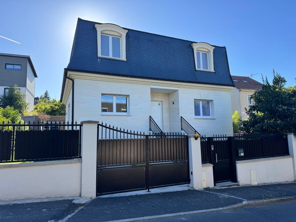Grande maison avec 5 chambres et un jardin proche des transports. Accès directe Disney et Paris.
