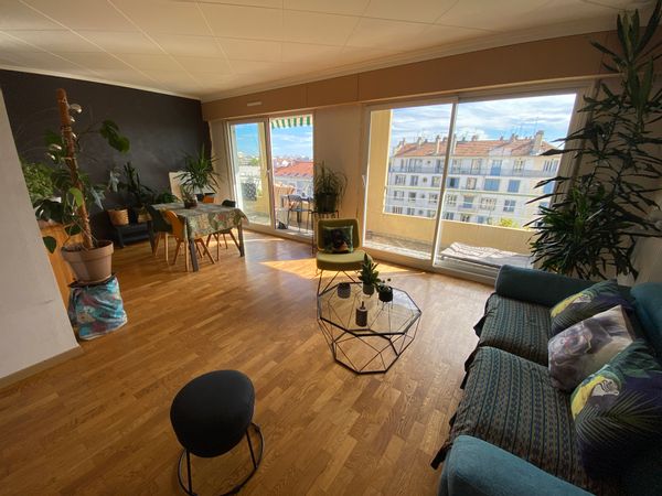 Lyon Monplaisir: chambre privée de 15m2 avec SDB dans grand appartement lumineux.