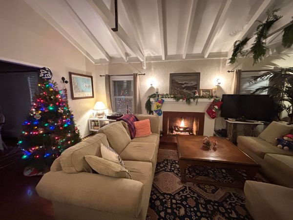 Quaint 2 Bedroom Near the Ocean