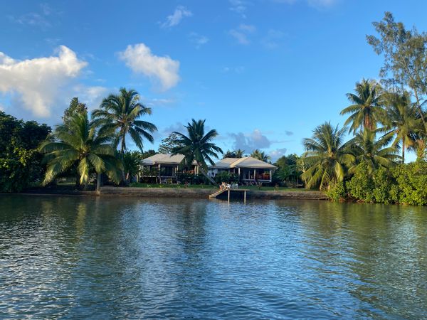 Superbe Maison, avec de magnifiques terrasses en bois,  bord de l'eau. Taravao, lagon.